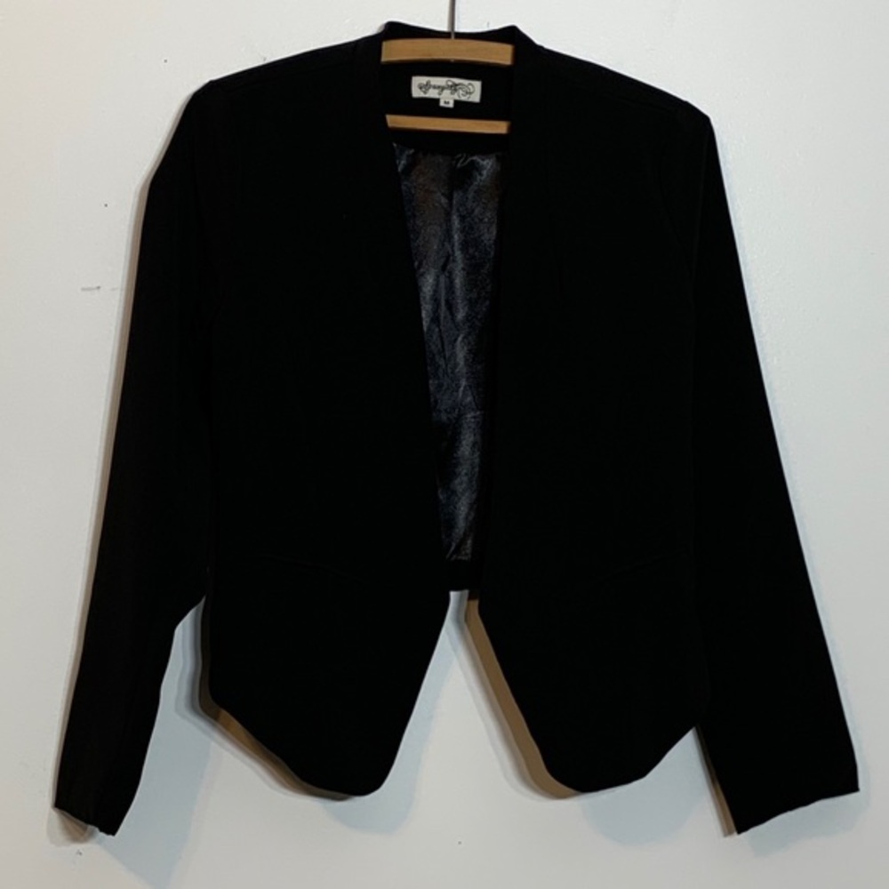EUC Adorable black mandarin collar cropped blazer‎